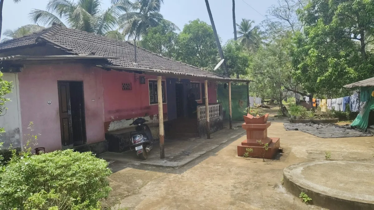 26-Cent Second-Row Beach Property with House in Kome image 2